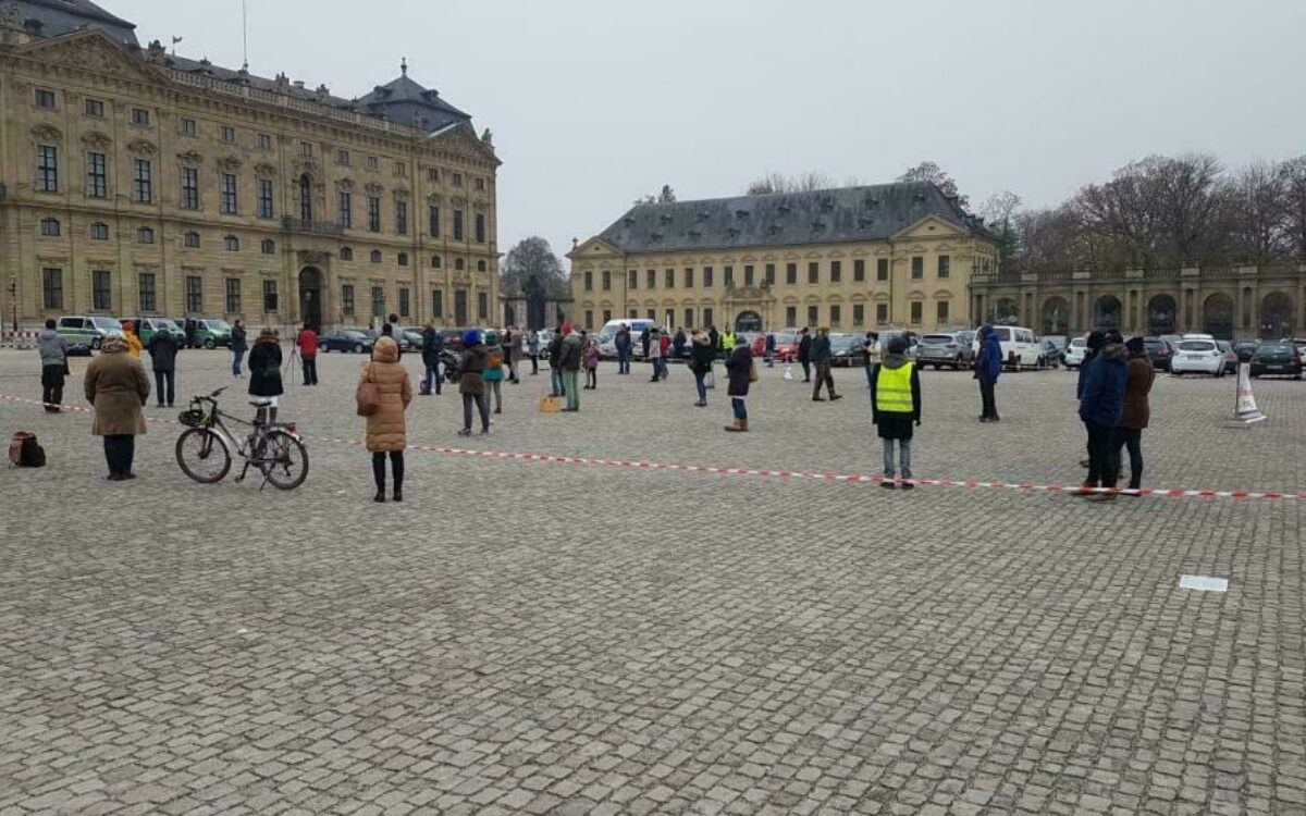 161185072116079211961606823863demo eltern stehen auf wrrzburg 281120 foto fh 161185072116079211961606823863demo eltern stehen auf wrrzburg 281120 foto fh